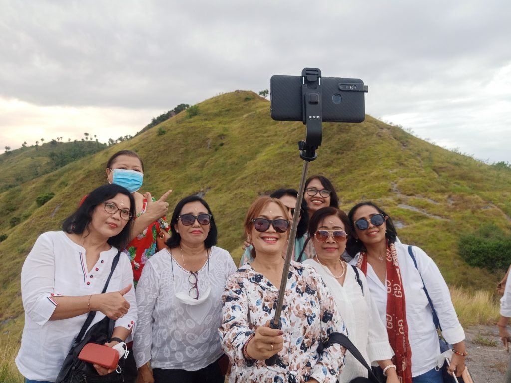 Rombongan Dokter Gigi dari Bali sedang menikmagti panoram bentang alam di Bukit Cinta Labuan Bajo. Photo Credit to Komodo Trekker