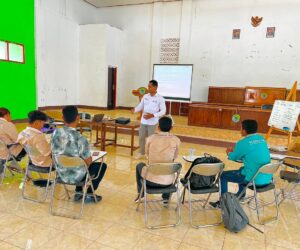 Adventure Leader dari PT. Komodo Trekker Indonesia sedang memberikan pelatihan berbasis kompetisi kepemanduan di BLK Manggarai Barat